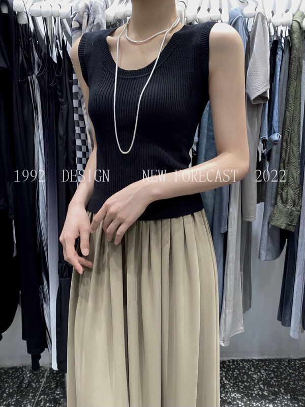 [1992] simple solid color slim fit U-neck vest / sling 3856\l