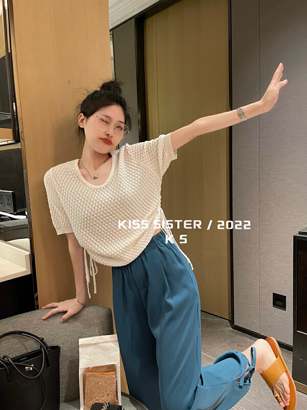 [kiss sister] simple and versatile U-neck T-shirt 22m8088\cqw