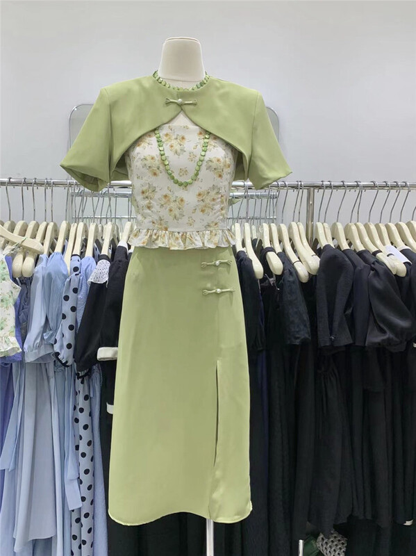 [u.me] design shirt + printed suspender Vest + commuter simple slit skirt set 18867\hjy