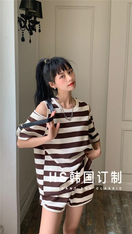 [HS customized in Korea] Korean casual sports stripe off shoulder short sleeve + elastic waist Casual Short suit ys1-9903\hjy