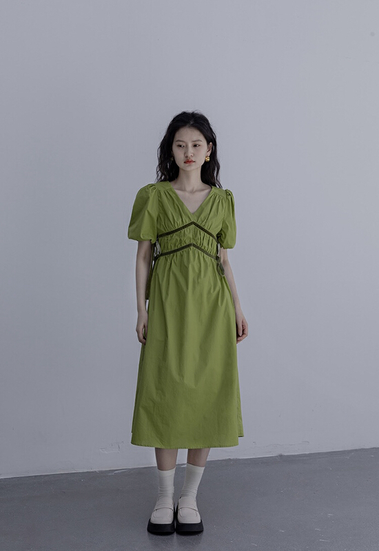 [by] French retro V-neck bubble sleeve pleated waist length dress 7745\cl