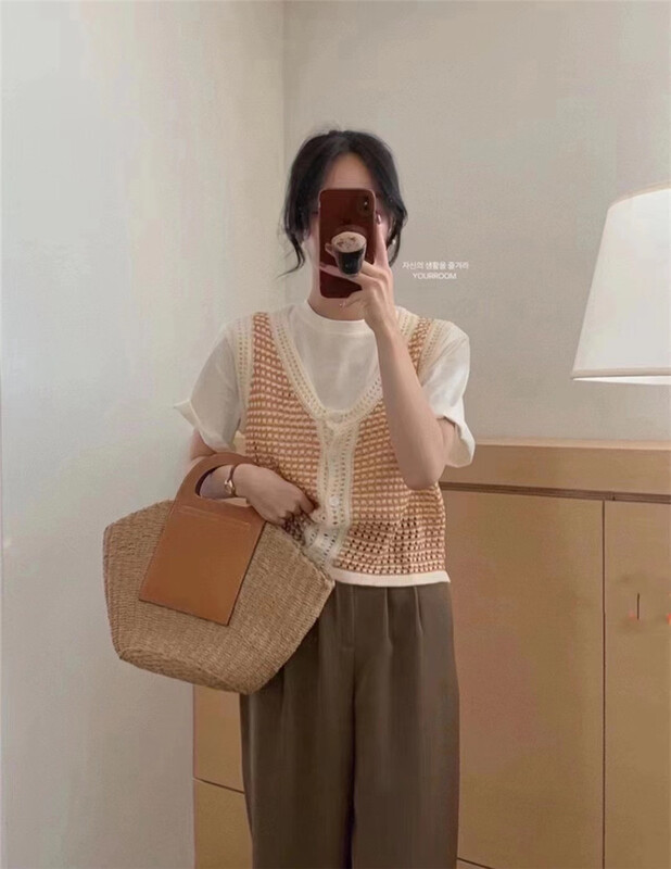 [free studio] Korean version V-neck hollow out knitted vest 2281\hjy