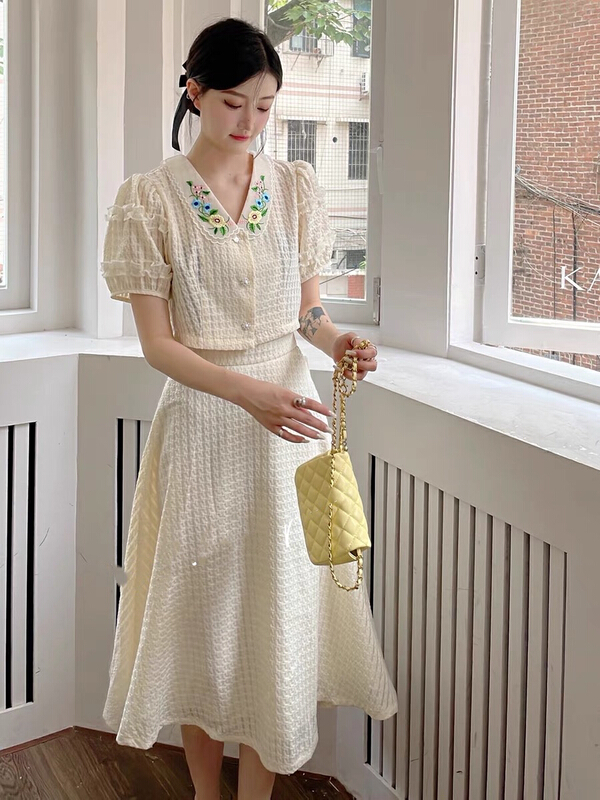 [jun.t] small fragrant wind baby collar embroidered shirt + fashionable high waist skirt suit (suit only) 6212\\pcz