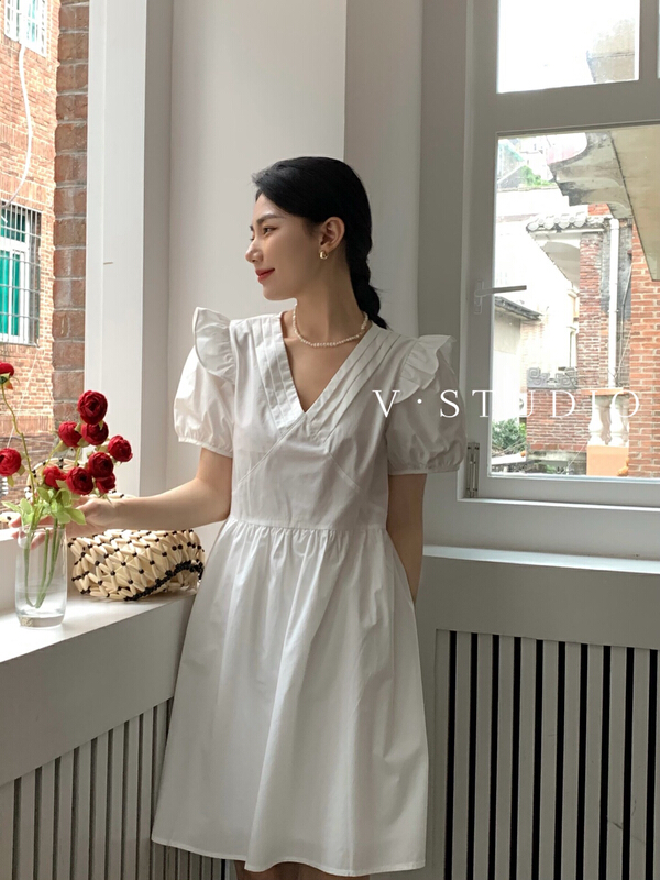 [v.studio] popular V-neck wood ear edge temperament dress (dress only) 6658\zjy