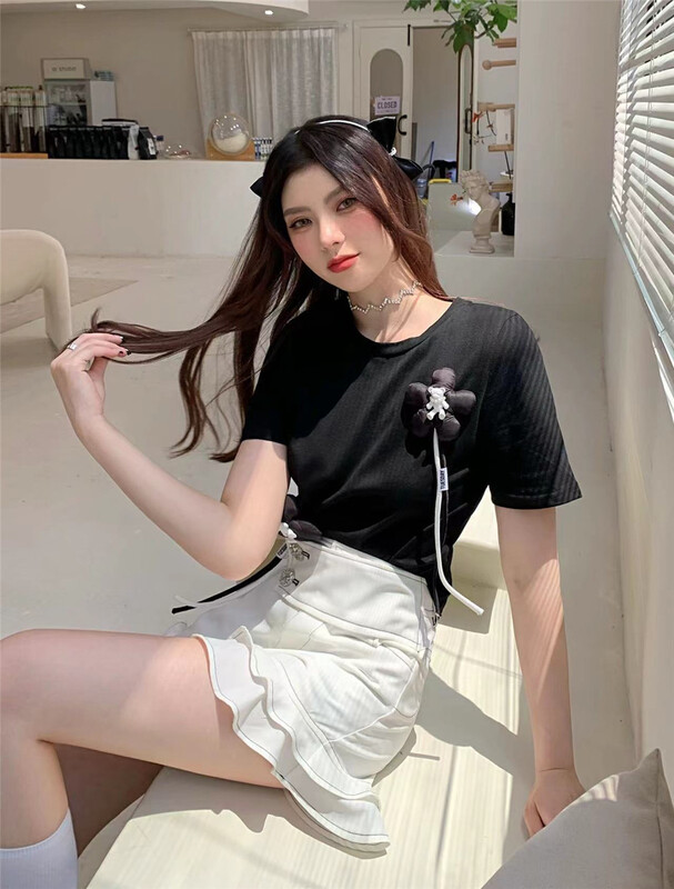 In early summer! [rich people] Korean versatile sweet short sleeve T-shirt (with detachable flowers) (excluding skirt) 1124\pcz
