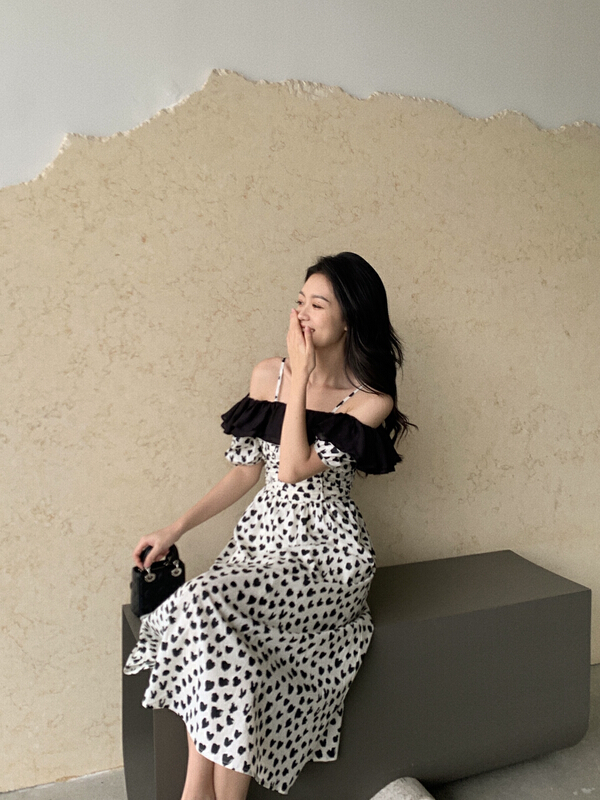 [Xiu Xixi] French retro off shoulder Ruffle fish bone waist print dress 8123\jhy