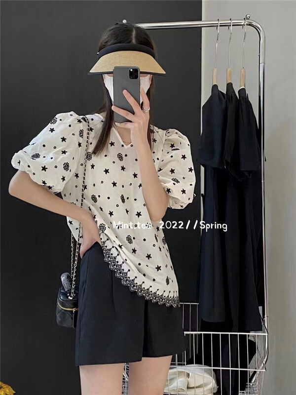 [mint tea] V-neck bubble sleeve flower hollow out blouse (only selling blouses) 22928\zjy