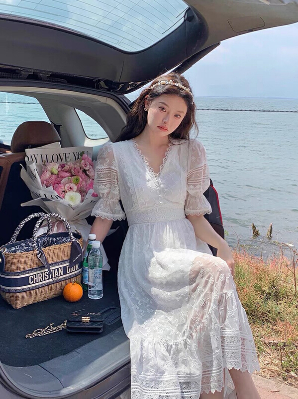 In early summer! [Huaxi] V-neck lace fairy design feeling gentle hollow out bubble sleeve dress 8902\pcz