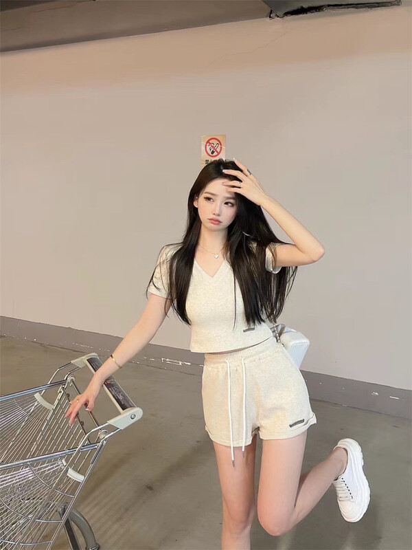 [koumiya] online hot girl V-neck exposed navel short sleeve T-shirt + slim casual Shorts Set 6652\pcz