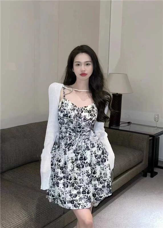 [Han C family] solid color hollow cardigan + pure desire printed suspender skirt two piece suit 6484\pcz