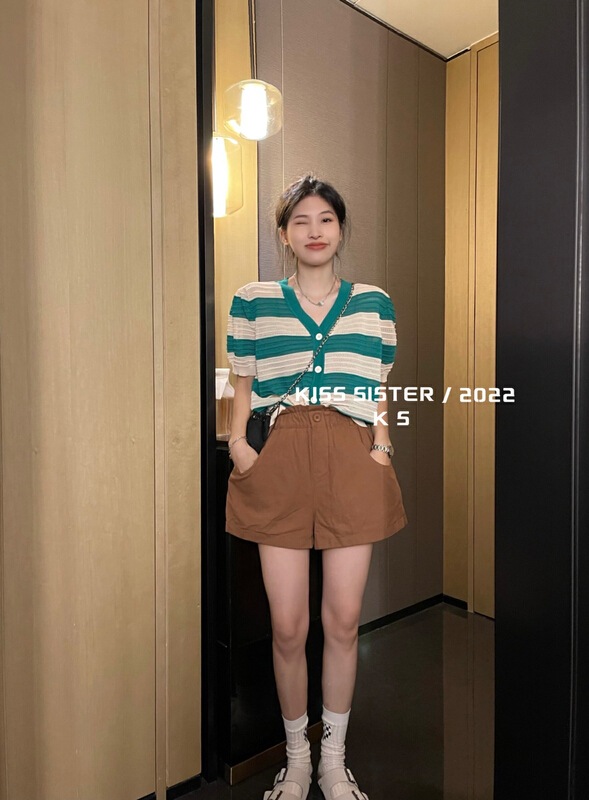 [kiss sister] Korean version versatile sweet cool stripe color contrast T-shirt 22m8090
