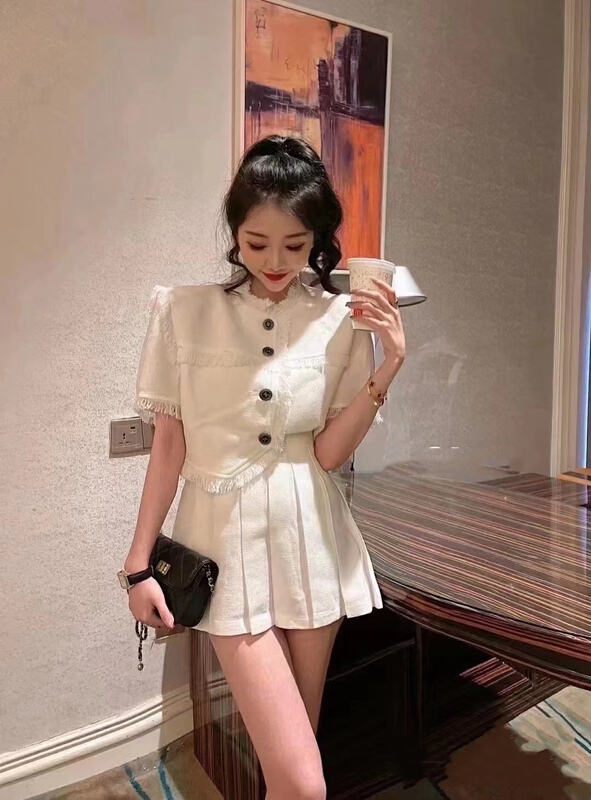 [Han C family] xiaoxiangfeng raw edge button top + pleated skirt suit 8480\pcz