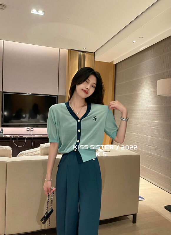 [kiss sister] Korean letter embroidered contrast color border stitching T-shirt 22m8058\ozq