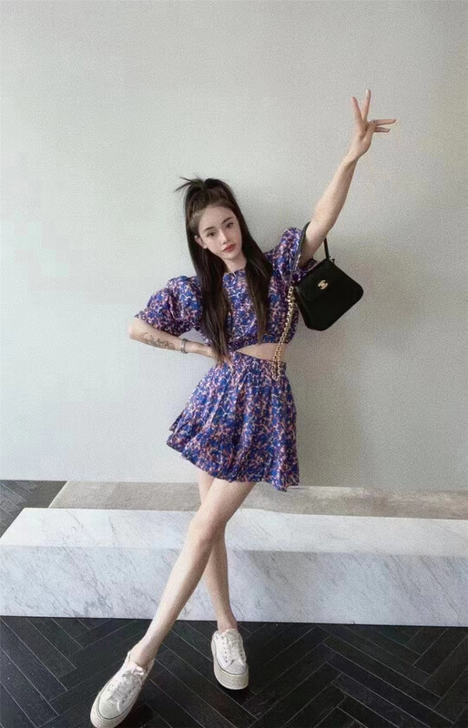 [Yan Zhen] French style bubble sleeve short floral blouse + retro short skirt skirt set 68223\pcz