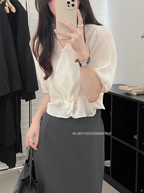 [larti] V-neck fashion Korean shirt 8581\ll