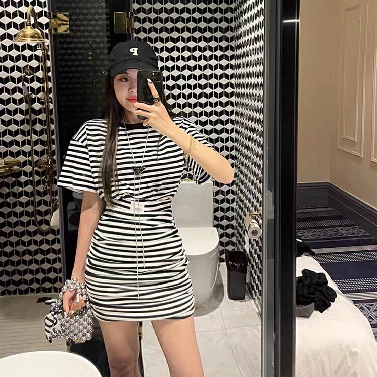 In early summer! [c.x Chuxin] Korean casual stripe short sleeve T-shirt + label pleated skirt two piece set 6092\wtt
