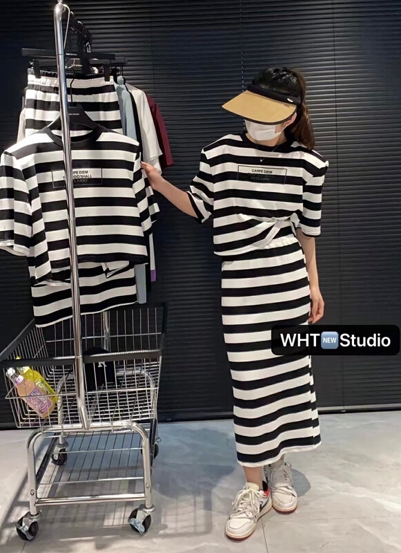 [wht] Korean black and white stripe short sleeve T-shirt + medium length skirt set 5076\wtt