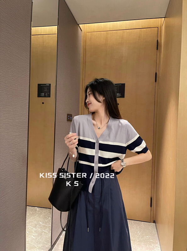 [kiss sister] Korean design contrast stripe V-neck T-shirt 22m8073\ozq