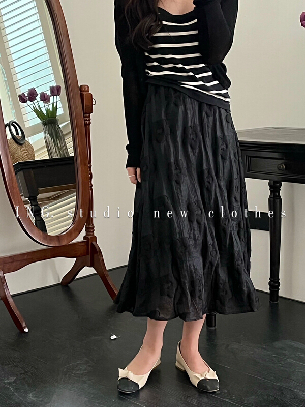 [ing] a versatile elastic waist flower skirt 7857