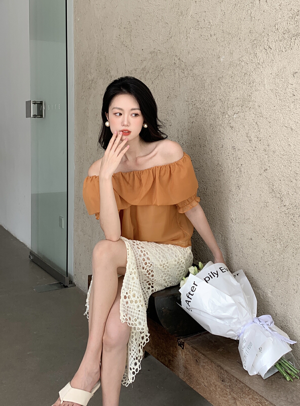 [Xiu Xixi] sweet temperament, ruffle edge, off the shoulder, exposed collarbone, versatile chiffon shirt 9138\jhy