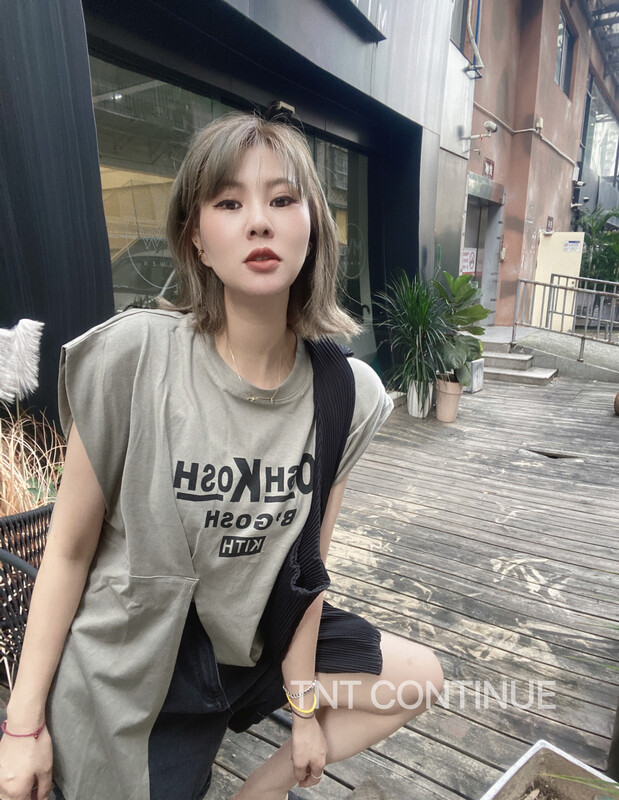 [TNT continue] slit design letter printed vest / sling 313 × L