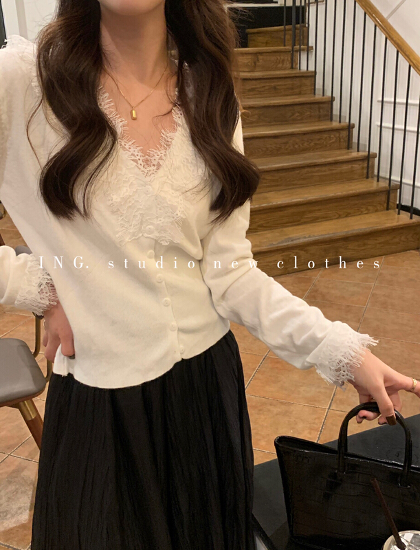 【ING】舒適V領單排扣蕾絲花邊保暖毛衣  w3207#  ZSY