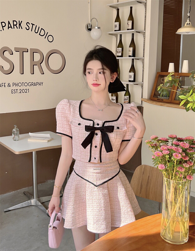 [Doudou family] bowknot square neck short coat + Spice Girl pleated skirt suit (with Brooch) 88402\jj