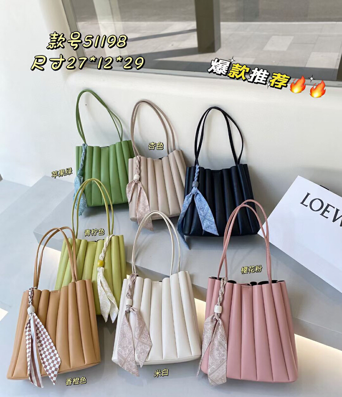 [Guangjun bag industry] pleated tot versatile large capacity shoulder bag (with silk scarf) 51198\jj
