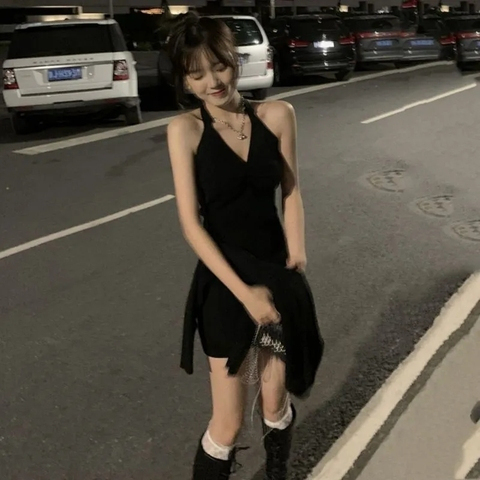 Neck Halter backless dress women's Korean version 2022 summer new V-neck Spice Girl Design feeling slim and slim black skirt