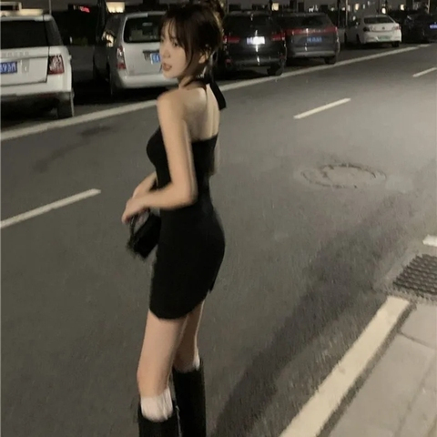 Neck Halter backless dress women's Korean version 2022 summer new V-neck Spice Girl Design feeling slim and slim black skirt