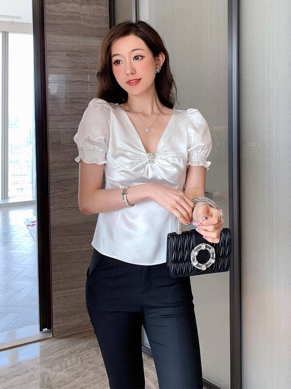 【 Linna 】 temperament commuter V-neck Satin short sleeve shirt 82835\zxx