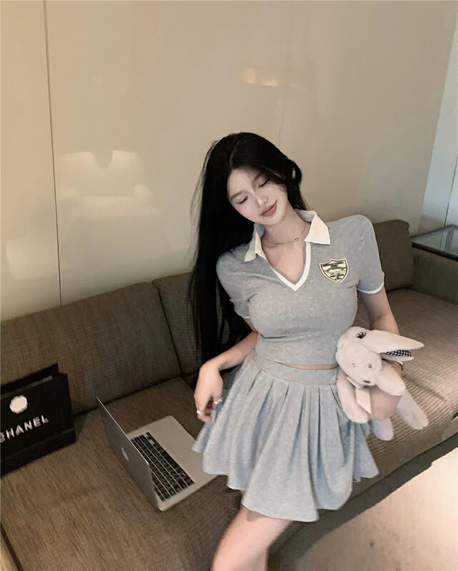 [model] fashion port style college style label V-neck Top + slim pleated skirt suit 277\jj