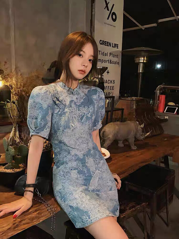 [x · h studio] new Chinese style retro national style disc buckle improved cheongsam heavy industry embroidery slim fitting denim dress 06308\ozq