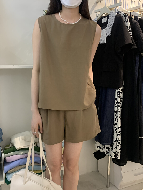 [emoni] simple sleeveless back slit design small shirt 11022\cls