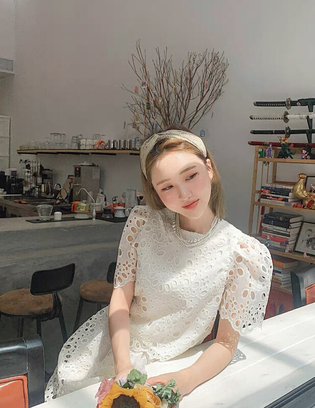 [strawberry] hollow out embroidered lady Top + slim and versatile skirt set s881-1\l