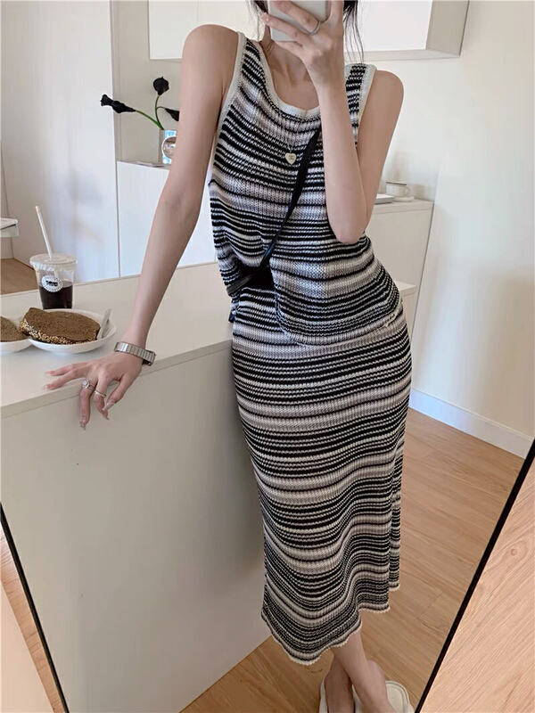 [gogoing] striped Knitted Vest + slim mid length skirt set 9620\hyy