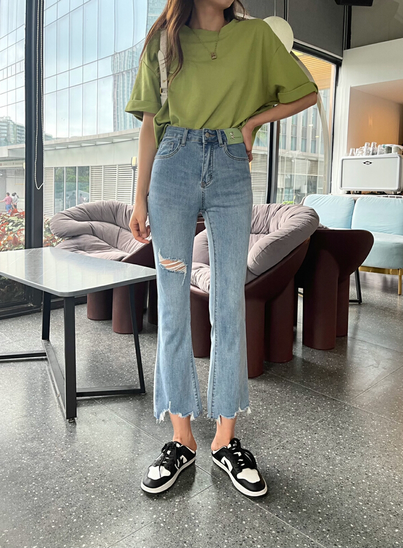[en Xi'er] Korean version of pierced rough edge versatile micro flare jeans k2598\l