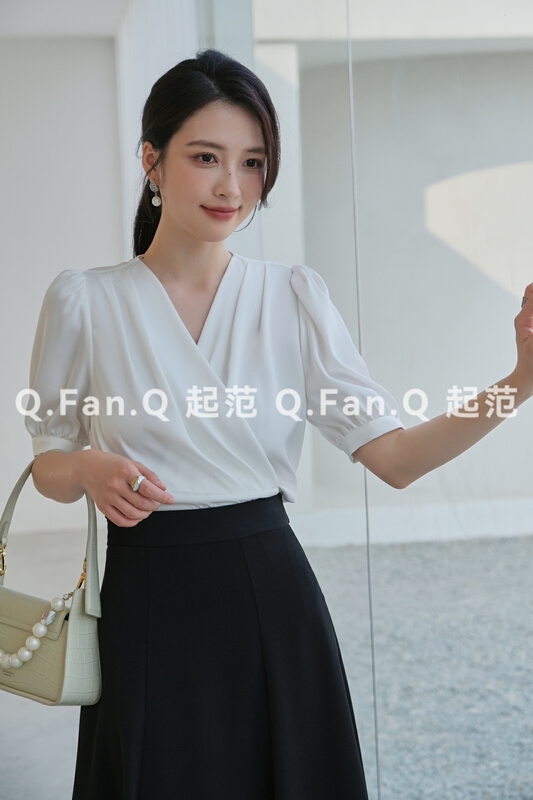 In early summer! [style] commuter style urban pleated V-neck slim shirt 8035\jj