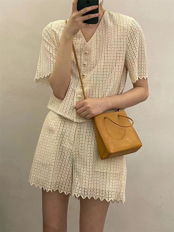 [MiuMiu] Korean V-neck versatile hollow out shirt + elastic waist casual Shorts Set 7956\zxx