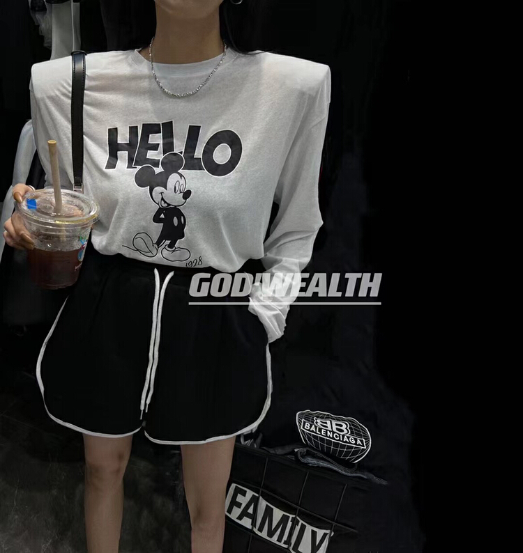 [buyer Yan Xuan - God of wealth] cartoon Mickey sunscreen shirt + color matching casual shorts two piece suit 1711\cl