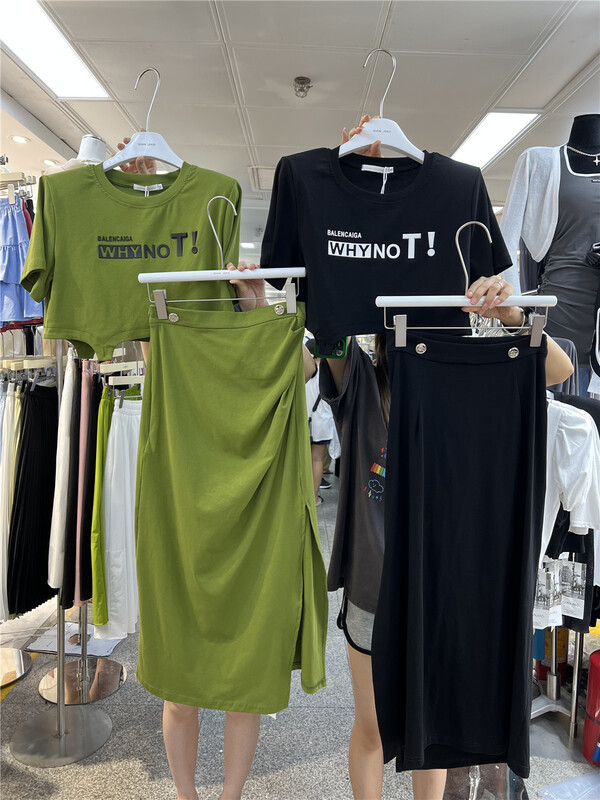[Qian Jiao QIANJIAO] net red short letter printed short sleeve T-shirt + high waist slit skirt set 6973\pcz