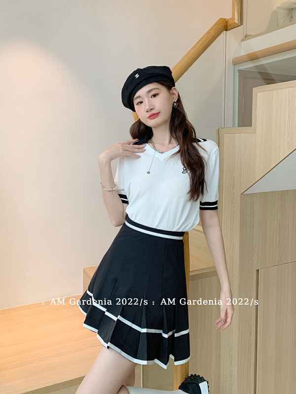 [am Gardenia] contrast embroidery V-neck T-shirt + high waist pleated skirt set 3687\zxx