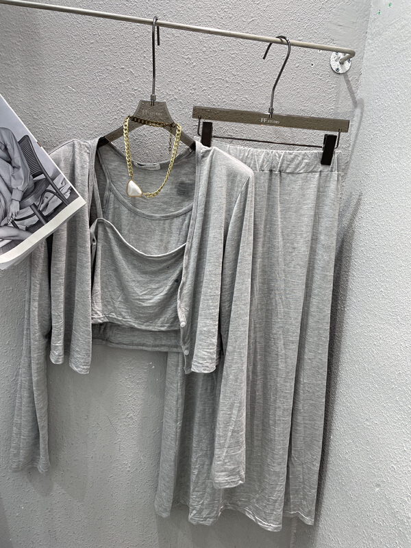 [ff.studio] simple and comfortable suspender Vest + round neck single breasted long sleeve T-shirt + high waist slim skirt set 7161\ozq