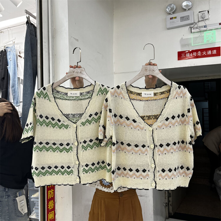 [Yun] fresh V-neck single breasted contrast short sleeve knitted cardigan 6768\csx