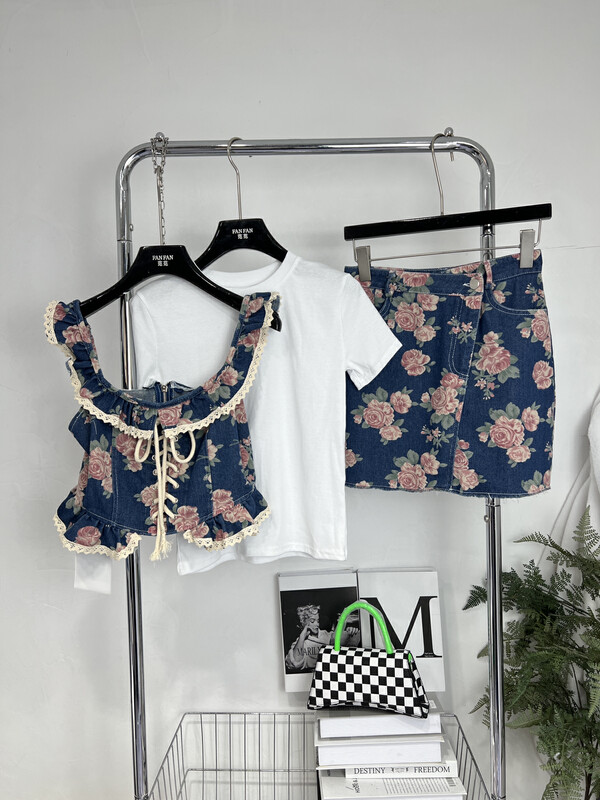 Sweet and spicy [Fanfan] floral sleeveless sling + solid color versatile short sleeve T-shirt + slim half suit 251\zxx