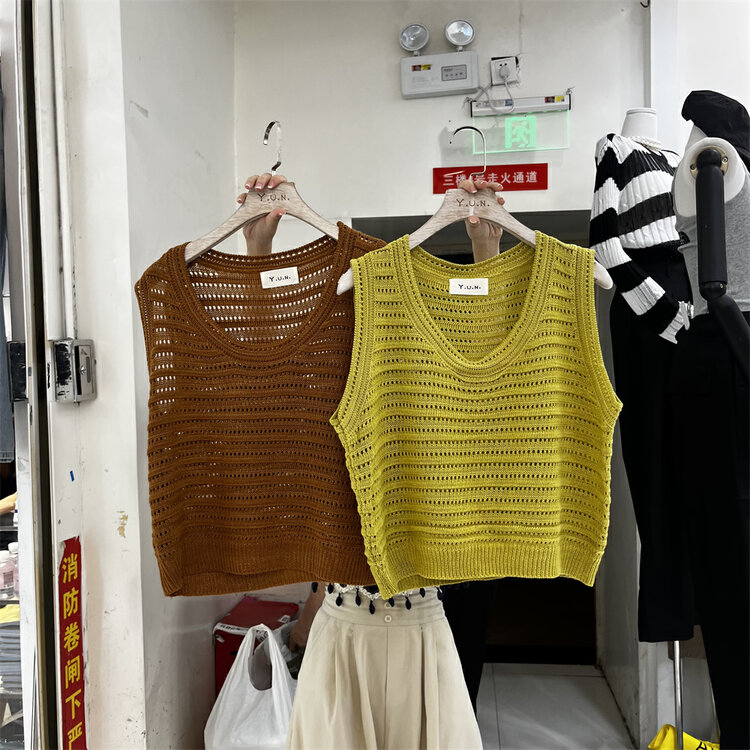 [Yun] simple V-neck hollowed out sleeveless sweater 6775# CSX