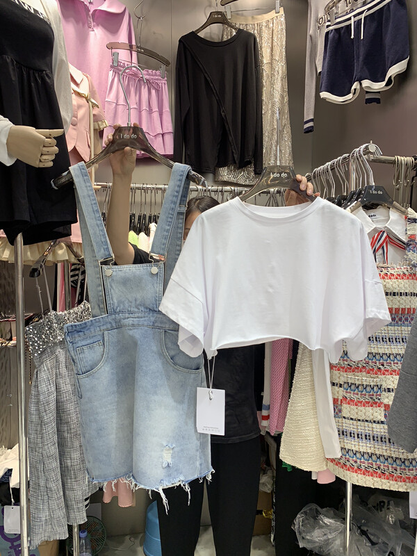 [I do do] round neck short sleeved T-shirt + age reducing strap skirt two piece suit 8231# JJ