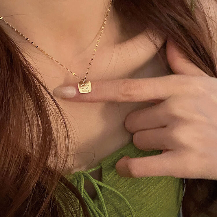 [inside] light luxury, high sense, niche design sense, gold square brand, fashionable and versatile clavicle short necklace x1779# zxl