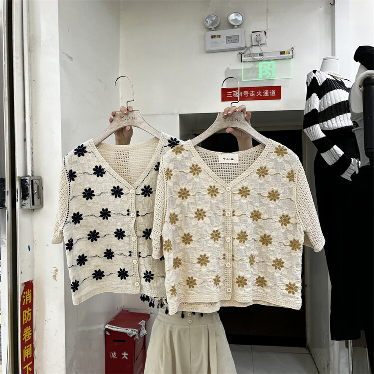 [Yun] small fresh embroidery V-neck single breasted short sleeved knitted cardigan 6761# CSX
