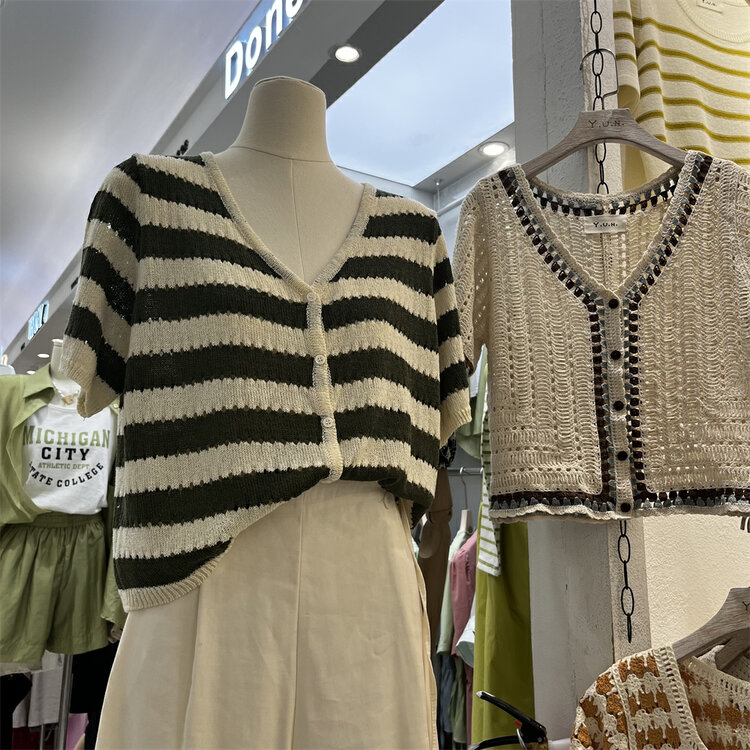[Yun] V-neck single breasted stripe short sleeve knitted cardigan 6760\csx